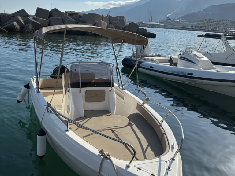 Motorboat to hire Porto di Salerno at the best price