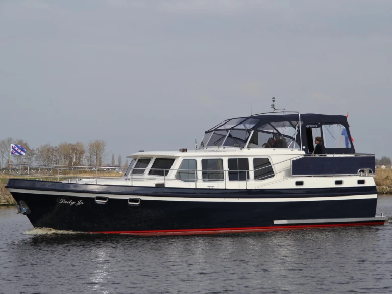 Charter a privateer privateer 43 in Gaastmeer on Samboat