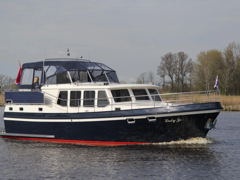 Hire Motorboat privateer with a boat licence