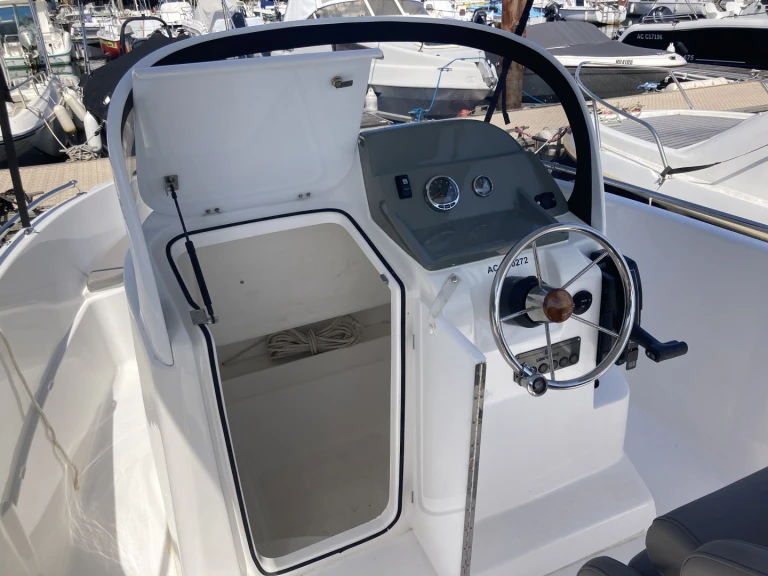 Hire Motorboat Nireus with a boat licence