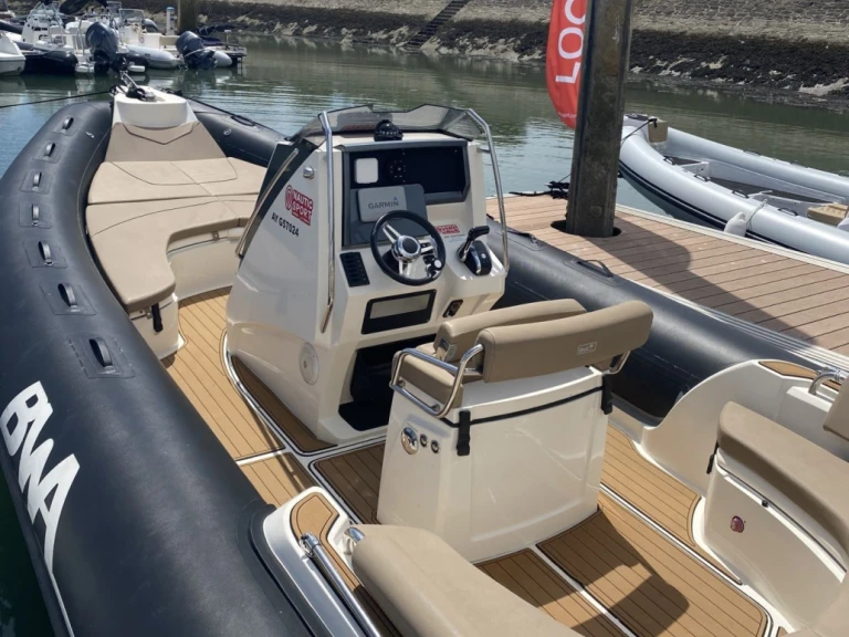 Charter a Bwa SPORT 28 GTO in La Trinité-sur-Mer on Samboat