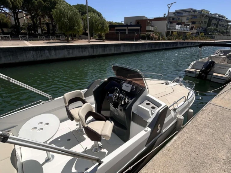 Hire Motorboat Bénéteau with a boat licence