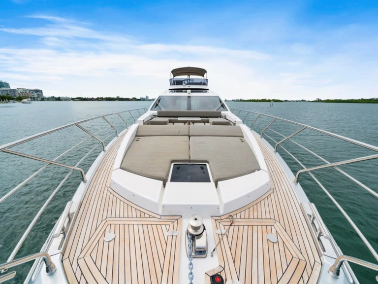 Hire Luxury Yacht Azimut with a boat licence