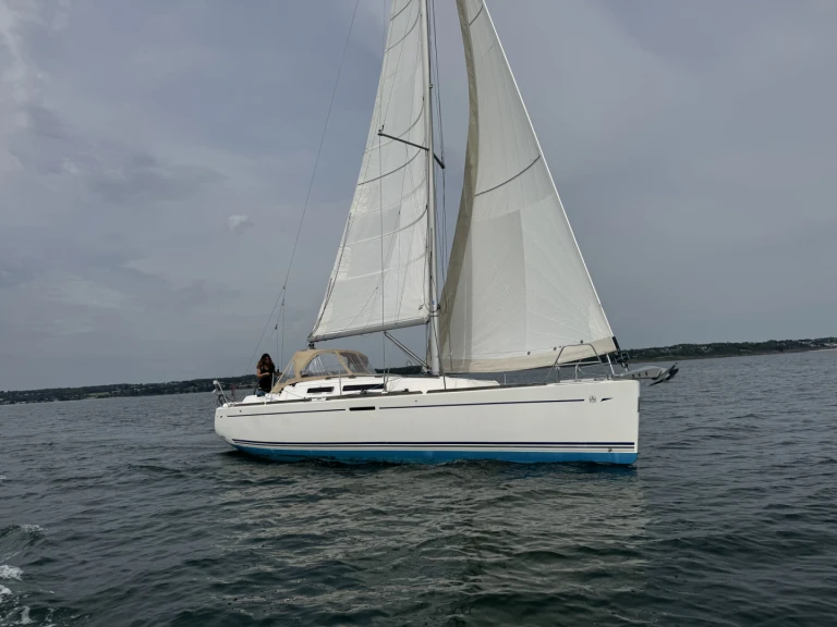 Charter a Dufour Dufour 34 E Performance in La Forêt-Fouesnant on Samboat