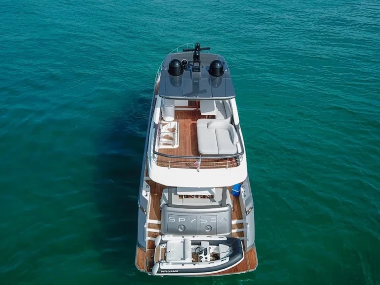 Hire Luxury Yacht Azimut with a boat licence