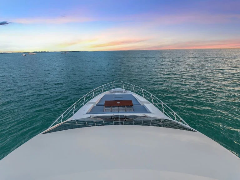 Azimut Azimut 88 charter bareboat or skippered in  Miami