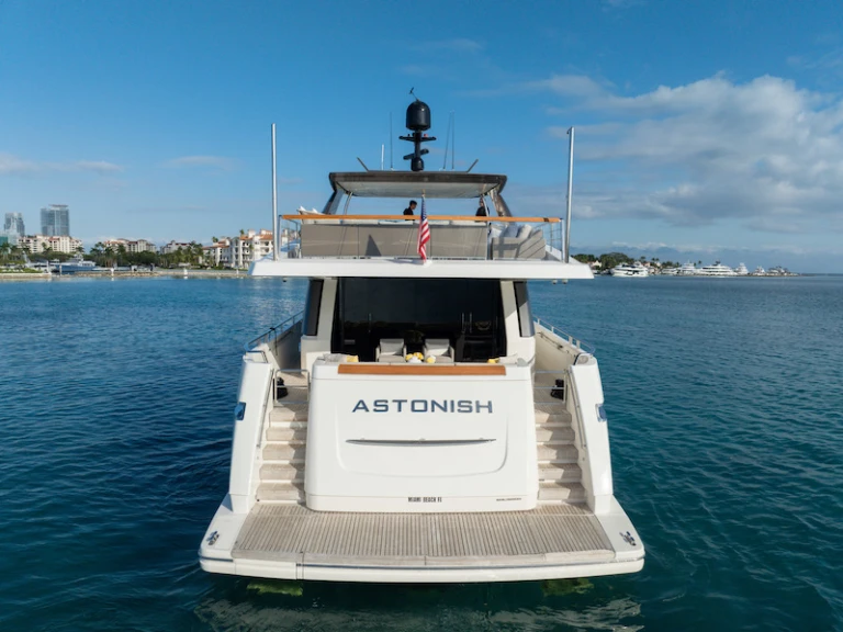 Charter a San Lorenzo SL97 in Miami on Samboat