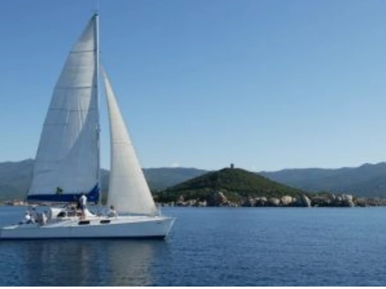 Hire Catamaran Fountaine Pajot with a boat licence