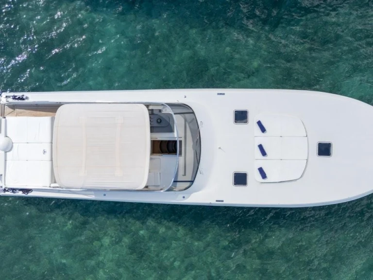 Hire Luxury Yacht Itama with a boat licence