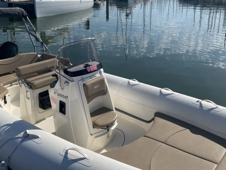 Hire RIB Bwa with a boat licence