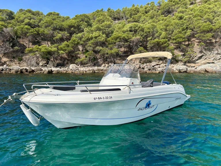 Charter a Pacific Craft Pacific Craft 625 Open in Roses on Samboat