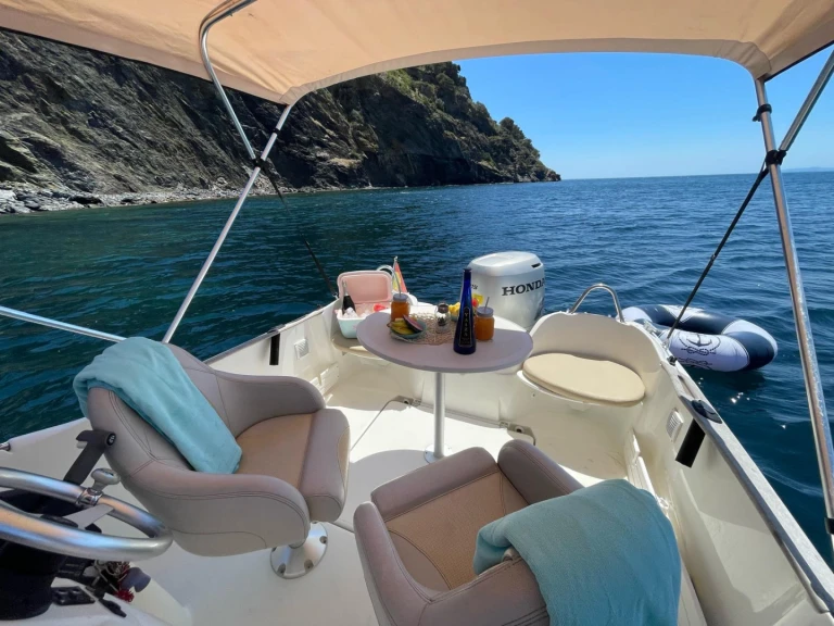 Motorboat to hire Roses at the best price