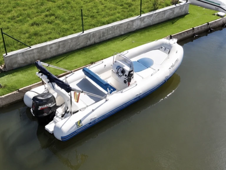 Charter a Zodiac Medline II in Roses on Samboat