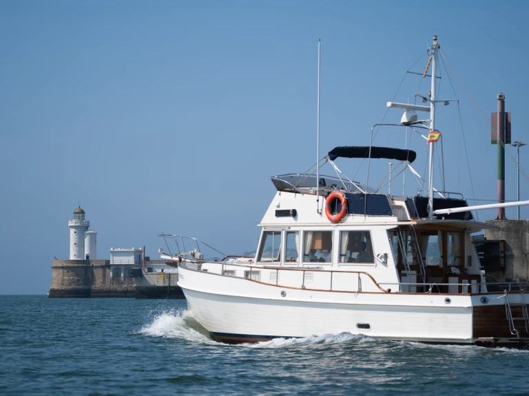 Hire Motorboat Grand Banks with a boat licence