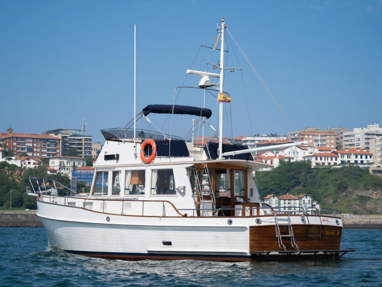 Grand Banks Grand Banks 42 Sedan charter bareboat or skippered in  Abra