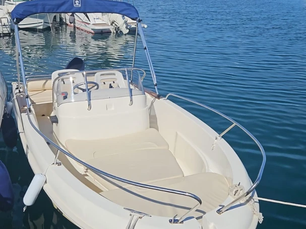 Hire Motorboat Jeanneau with a boat licence