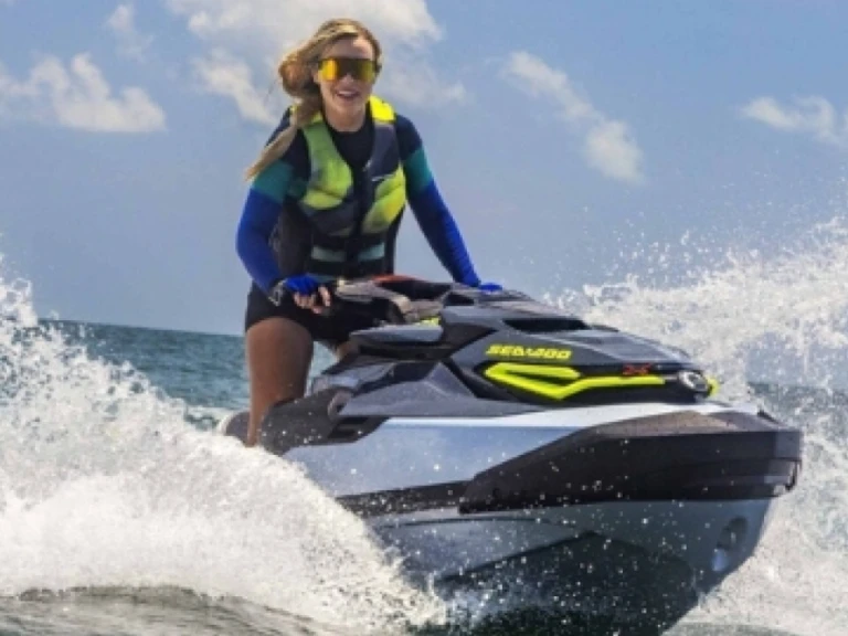 Yacht hire Capri cheap RXT-X RS 325