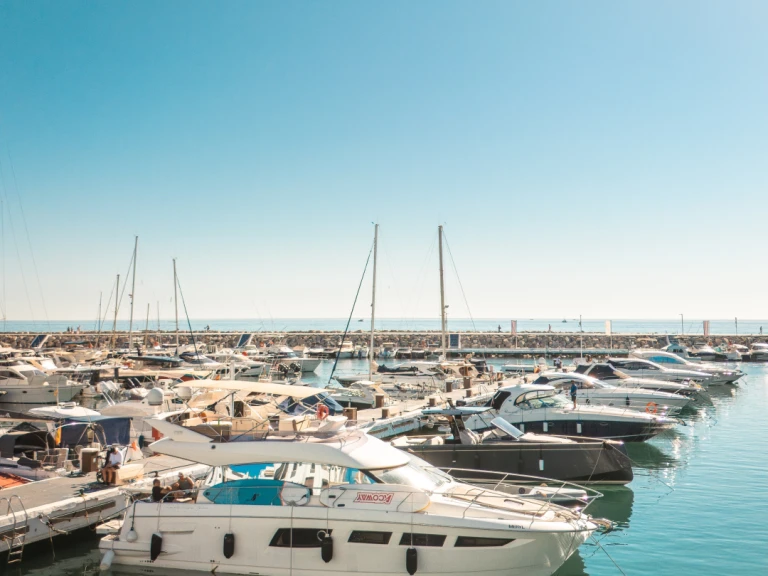 Motorboat to hire Puerto Deportivo de Lujo en Marbella at the best price