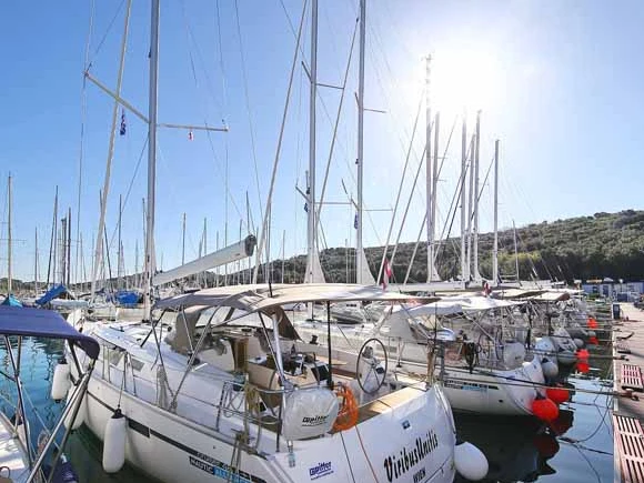Hire Sailboat Bavaria with a boat licence