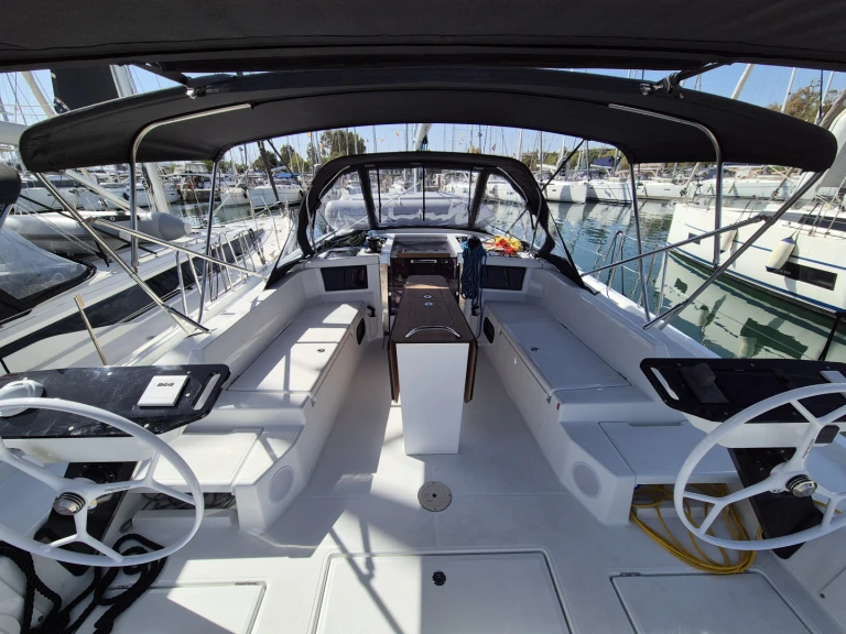 Charter a Dufour Dufour 44 in Alimos on Samboat