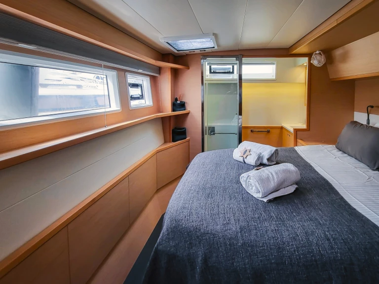 Yacht charter Lávrio - Lagoon Lagoon 52 F on SamBoat