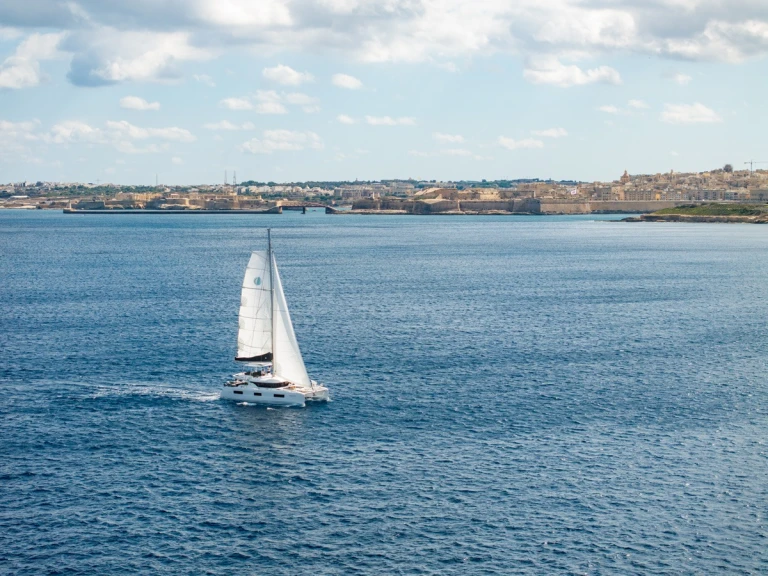 Hire Catamaran Lagoon with a boat licence