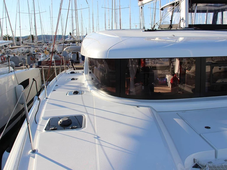 Charter a Lagoon Lagoon 42 in Pula on Samboat