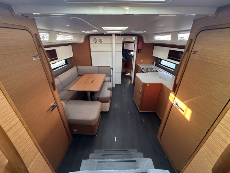 Sailboat to hire Alimos at the best price