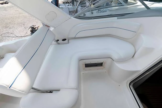 Hire Motorboat Bayliner with a boat licence