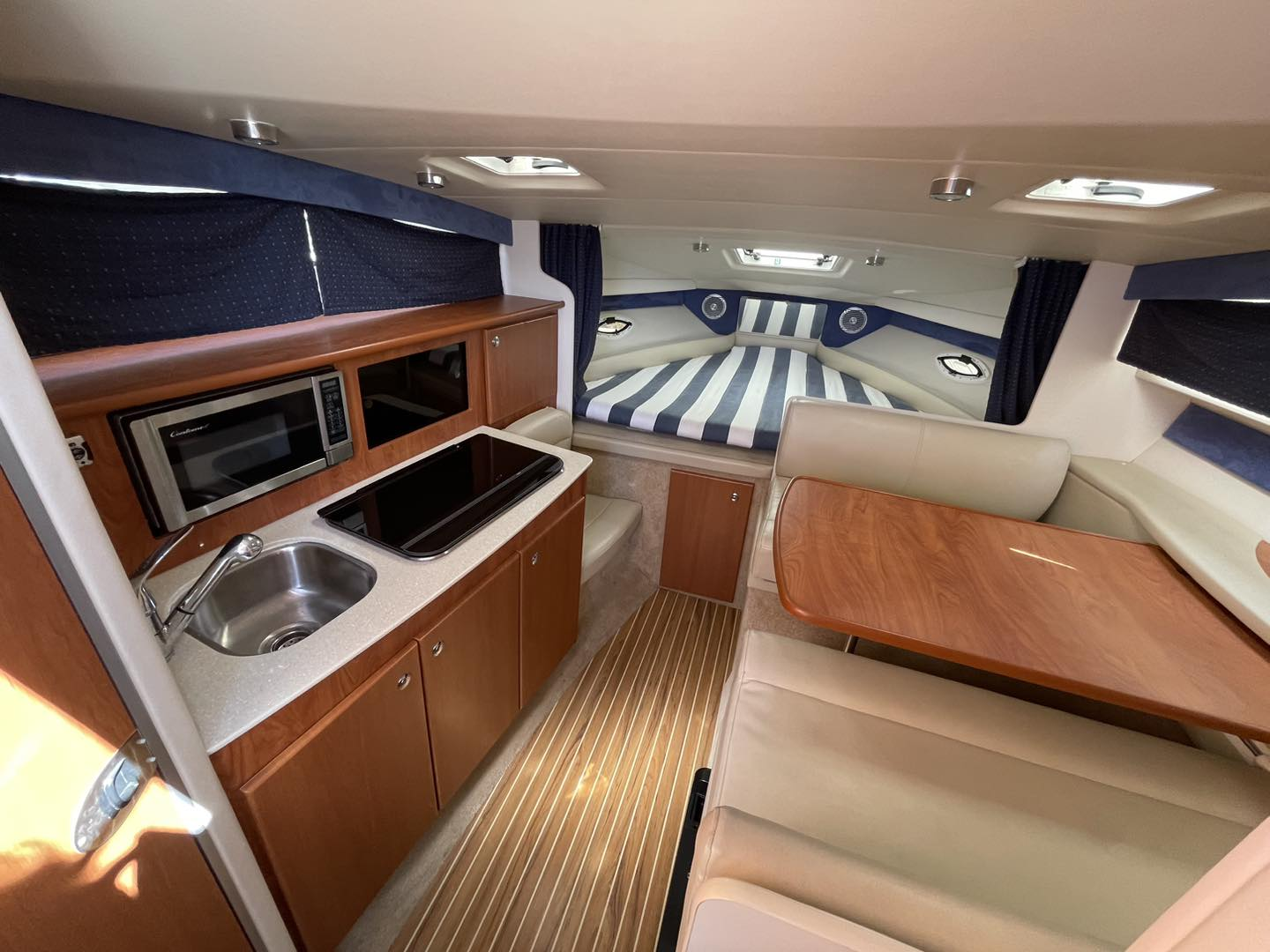 Hire a Bayliner Bayliner 285 Cruiser Nice