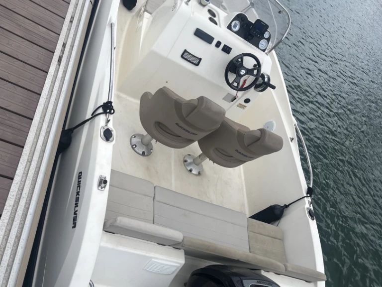 Hire Motorboat Quicksilver with a boat licence