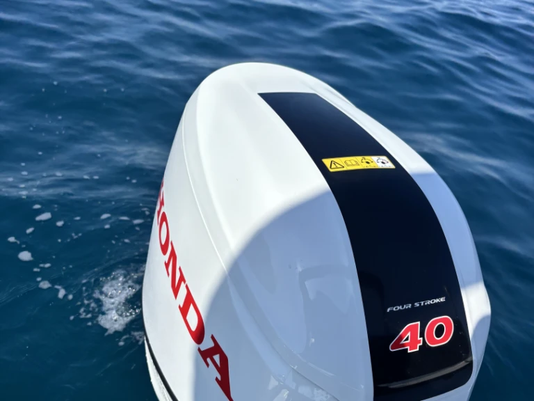 Charter a Aquabat Sport Line 19 in Giardini-Naxos on Samboat