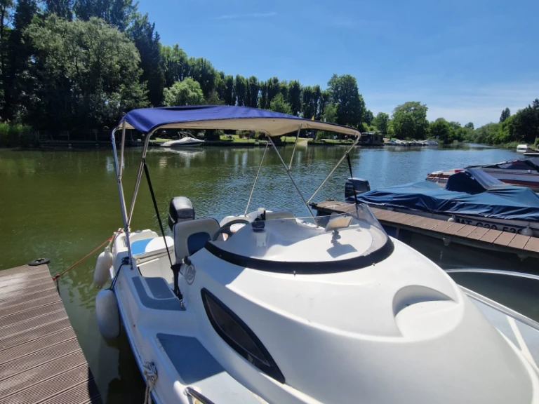 Hire Motorboat Quicksilver with a boat licence