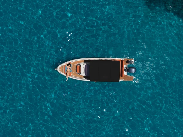 Hire Motorboat Protagon with a boat licence