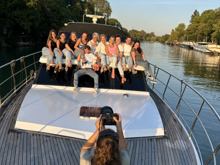 Hire Motorboat Van der valk with a boat licence