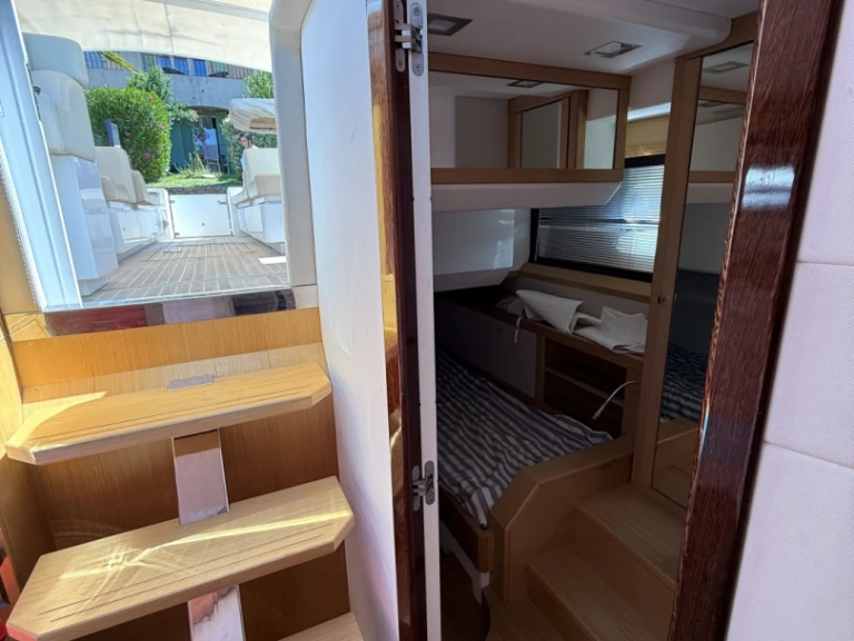 Hire a Ulisse 2000 Napoli UNICA 42 Port Grimaud