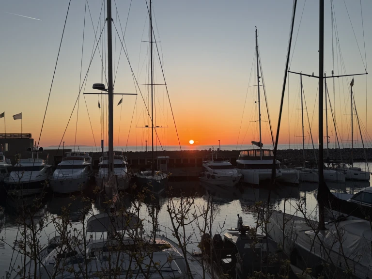 Yacht hire San Vincenzo cheap Atlantis 425 SC