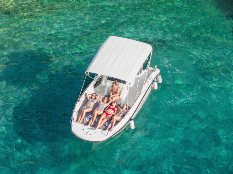 Hire Motorboat Orizzonti with a boat licence