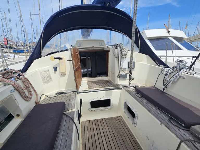 Hire Sailboat Moody with a boat licence