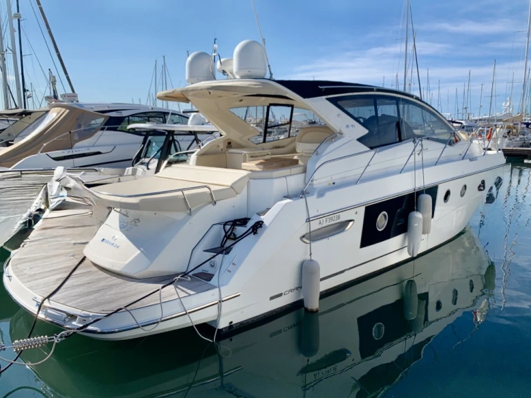 Luxury Yacht to hire Antibes at the best price