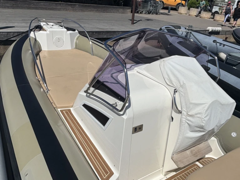 Hire RIB Capelli with a boat licence