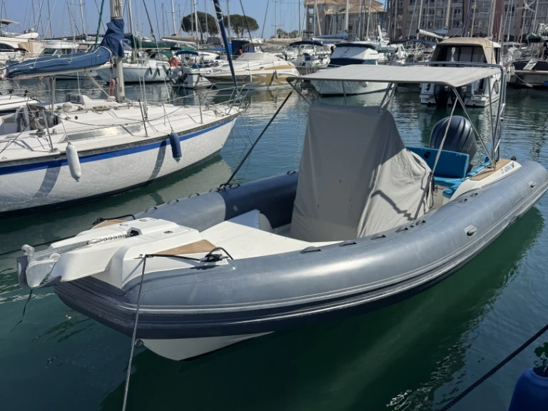 Hire a Capelli Tempest 775 Open Fréjus