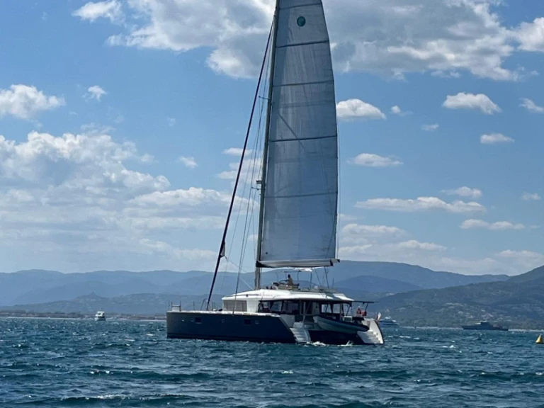 Hire Catamaran Lagoon with a boat licence