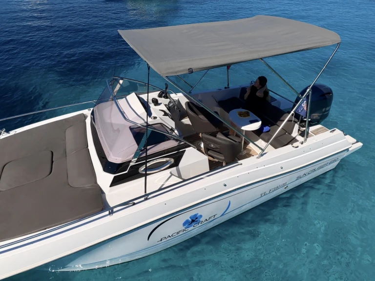 Motorboat hire in Golfe-Juan - Pacific Craft Pacific Craft 650 SC
