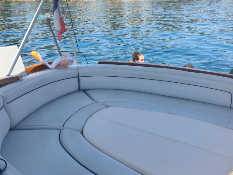 Hire Motorboat Jeanneau with a boat licence