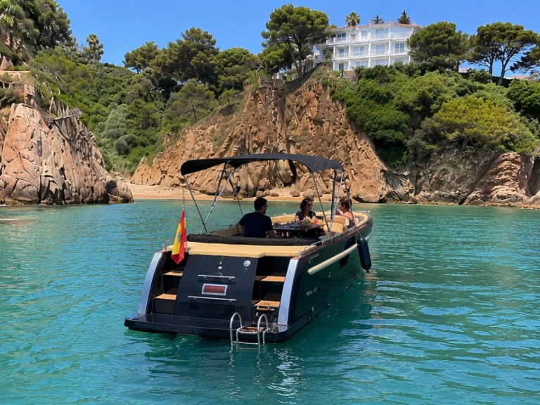 Yacht charter Port de Blanes - Maxima 730 on SamBoat