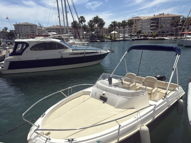 Hire Motorboat with or without skipper Jeanneau Port Fréjus