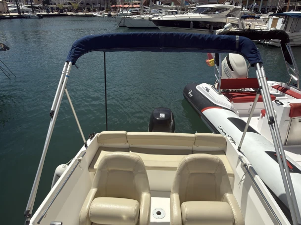 Hire Motorboat Jeanneau with a boat licence