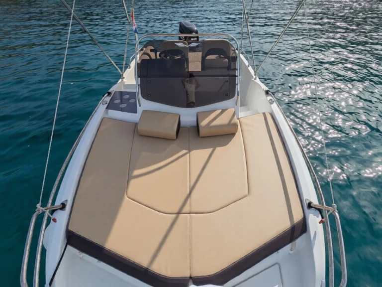 Hire Motorboat Bénéteau with a boat licence