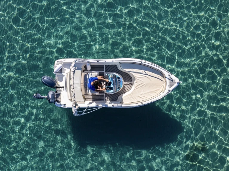 Hire Motorboat Ranieri with a boat licence